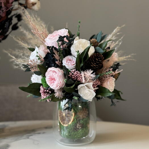 Лесная, душистая, воздушная полянка с стабилизированным мхом и нежными пионами в стильном кашпо