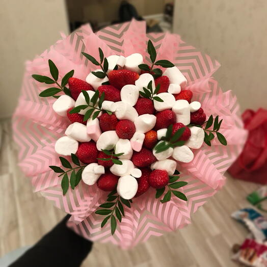 Букет-комплимент с клубникой и зефиром