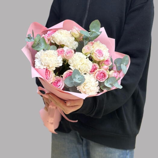 Букет с кремовыми диантусами, кустовой розой и эвкалиптом