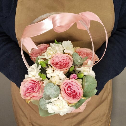 Корзина с розами и диантусами