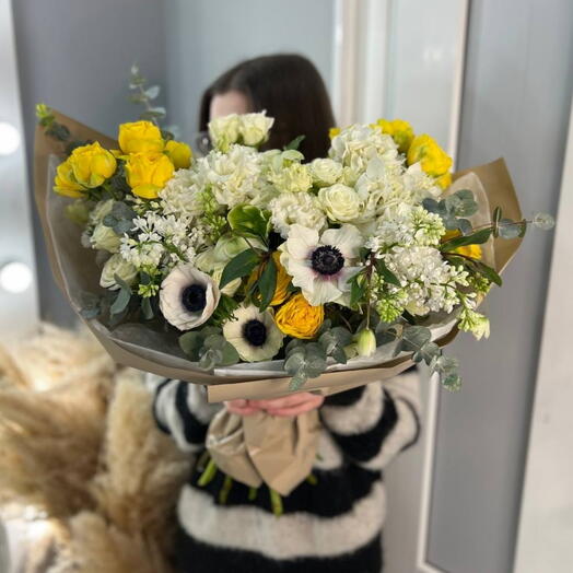 Букет с белоснежной сиренью, розами и анемонами