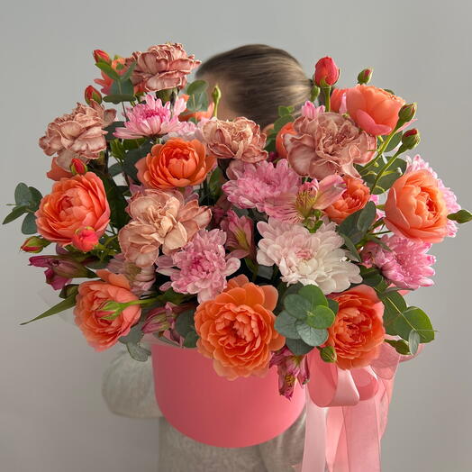 Цветы в коробке из кустовой пионовидной розы, кустовой хризантемы, альстромерии диантуса и эвкалипта