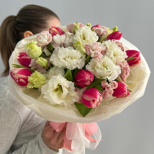 Букет из махровой эустомы, пионовидного тюльпана и кустового диантуса