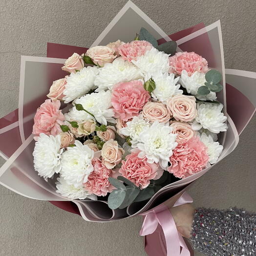 Букет «Для самой нежной» хризантемы , диантус, розы кустовые