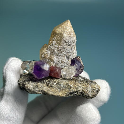 Композиция из камней и кристаллов Coolcrystals 077: альмандин, аметист, херкимер, шпинель, кварц