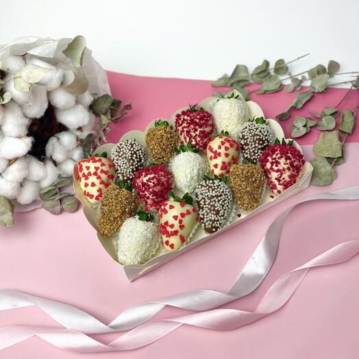 Клубника в белом и молочном шоколаде 🍓 ♥️