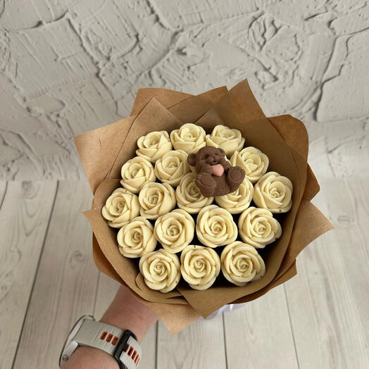 Букет из белых шоколадных роз с мишкой