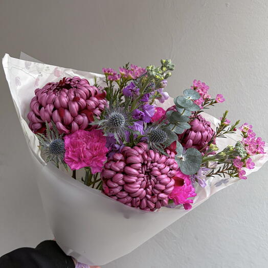 Яркий букет с хризантемами и эрингинумом
