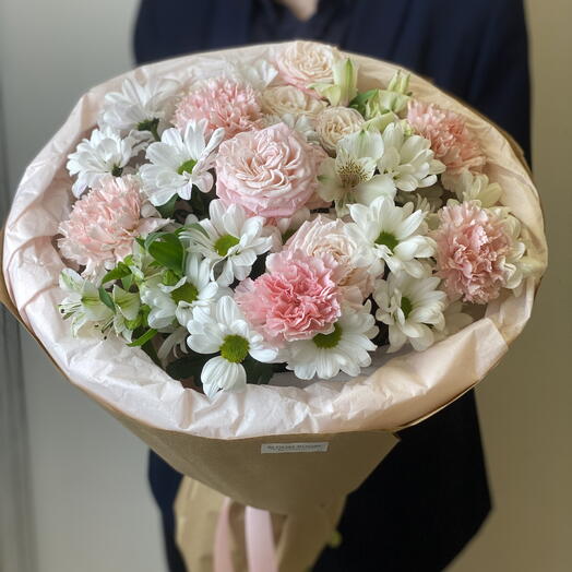 Пышный букет в крафте 🌸 «Большой выбор букетов в профиле магазина» из кустовой розы, ромашки и диантуса