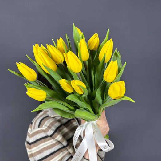 15 желтых тюльпанов под ленту