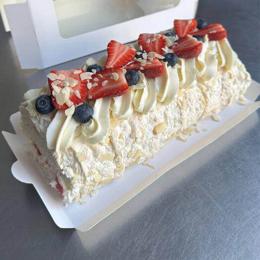 Meringue roll with strawberries
