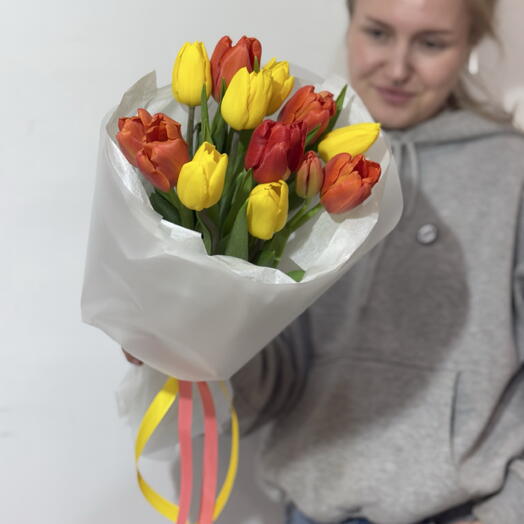 Букет желто-оранжевых тюльпанов 13 шт