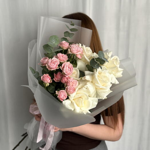 Букет из 5 роз и 3 кустовых роз