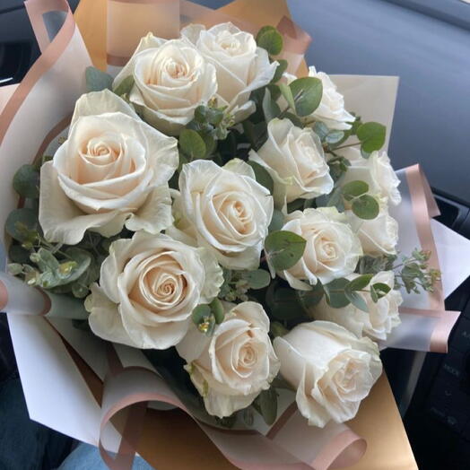 Bukiet z kremowych roż z eukaliptusem