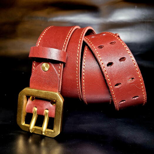 Ремень из натуральной кожи, ручная работа. Цвет: Красное дерево с латунью