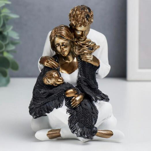 Фигурка «Папа, мама и ребёнок в белой одежде, укрытые шарфом», 12.5×9×13.5 см