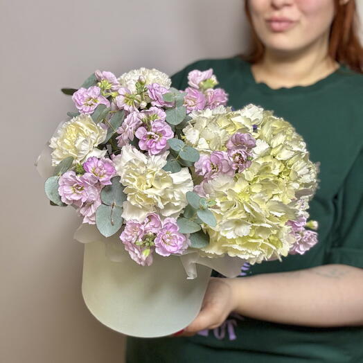Композиция с белой гортензией, дианутсами и маттиолой