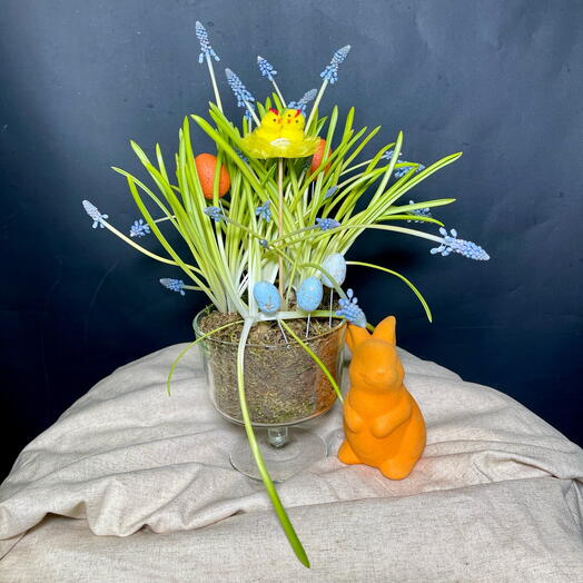 Мускари в стеклянной вазе с декором на Пасху и зайцем