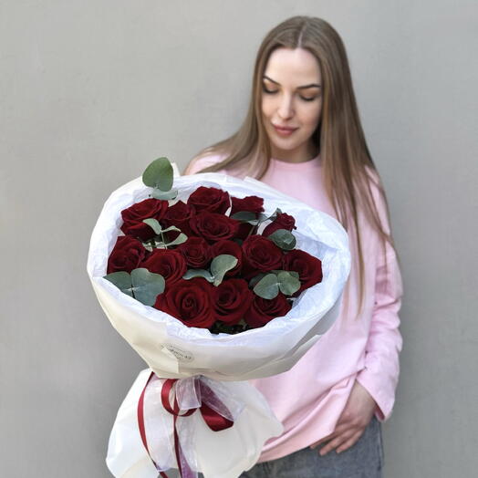 Бордовые розы с эвкалиптом