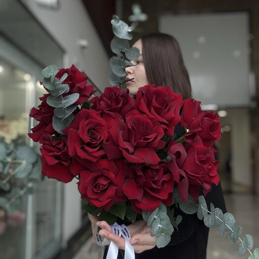 11 бордовых французских роз