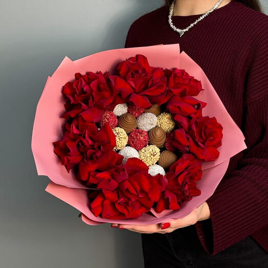 Букет из клубники в шоколаде и французских роз Burgundy M