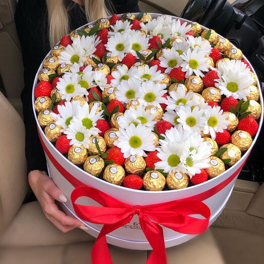 Цветы клубника и конфеты набор