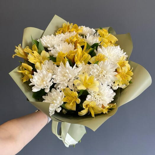 Букет из хризантем с альстромерией 💛