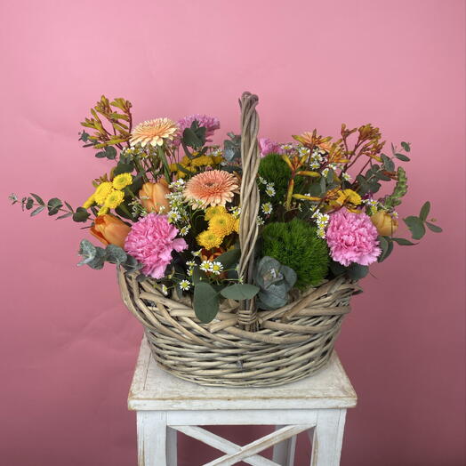 Авторская композиция в корзине с тюльпанами и диантусами