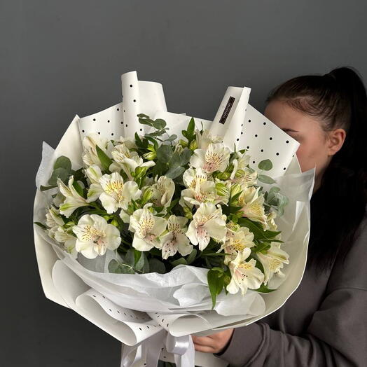 7 белых альстромерий с эвкалиптом