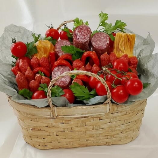 Корзина колбасная с помидорками