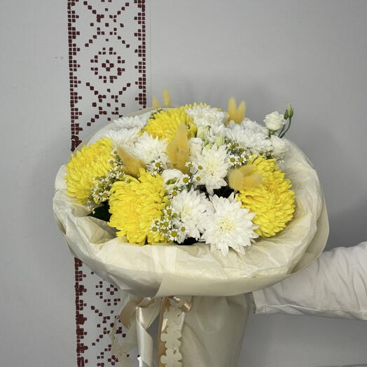 Букет из хризантем и ромашки «Медовое Солнышко»