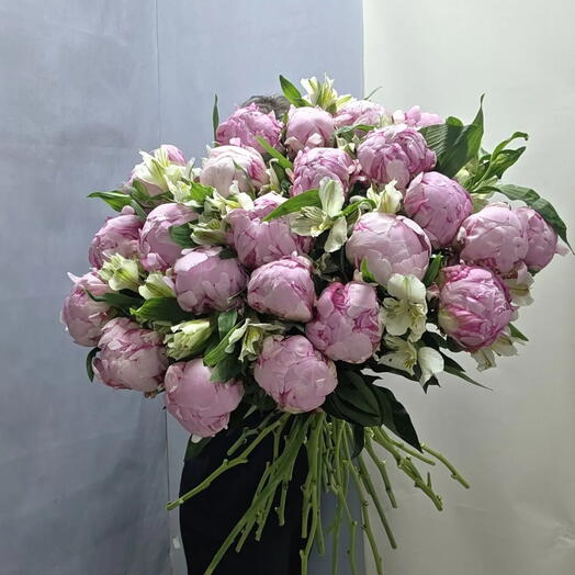 Букет пионов и альстромерий peony