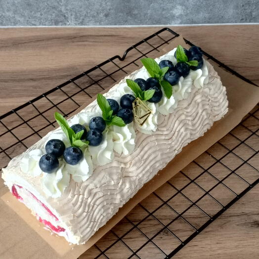 Меренговый рулет с голубикой и свежей мятой