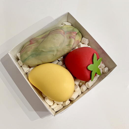 Корпусные пирожные «Фисташка, манго, клубника»