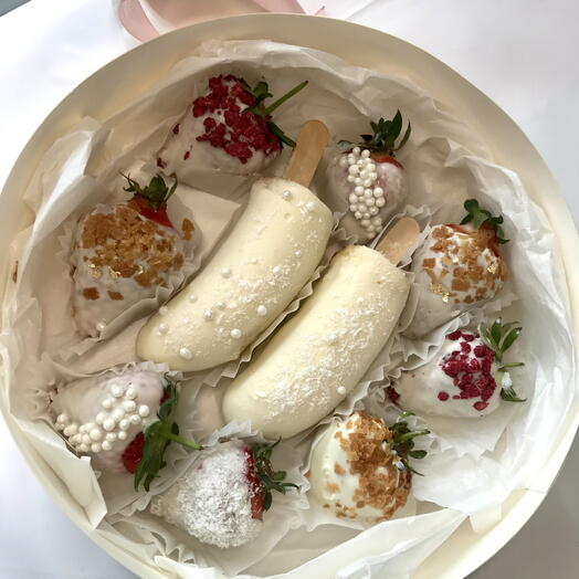 Клубника и бананы в шоколаде