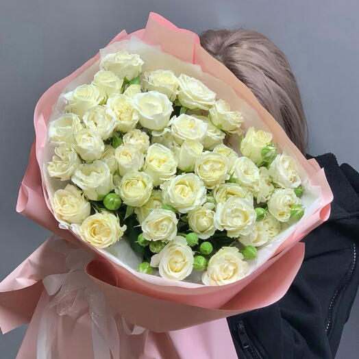 Букет из белых кустовых  роз