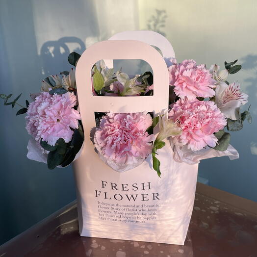 Сумочка из диантусов и альстромерии💕🌸