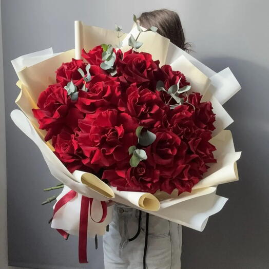 Французские розы с эвкалиптом 15 штук