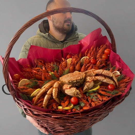 Корзина с крабом и раками