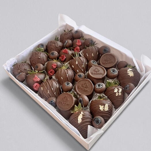 Клубника и ягоды в бельгийском шоколаде — подарочный набор Badam 🍓🫐🍫