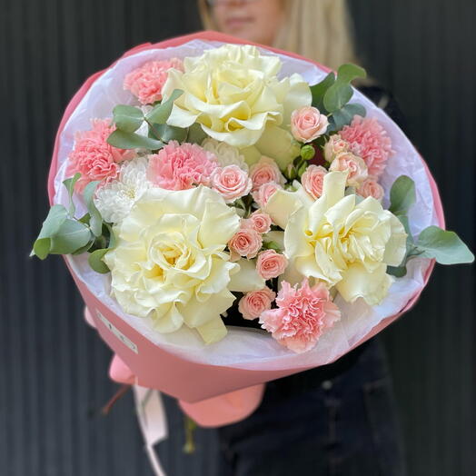 Exquisite bouquet in delicate tones with French roses and dianthus (256)