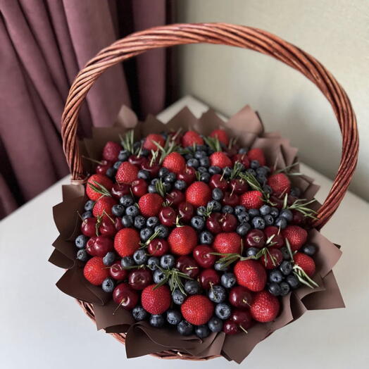 Черешня, голубика и клубника в корзине