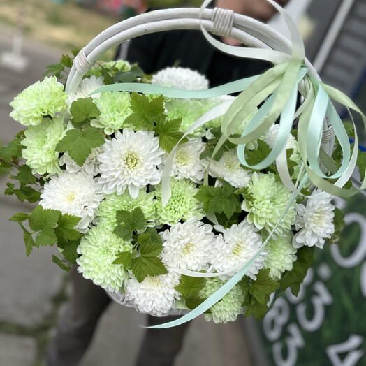 Корзина лаймовых хризантем с листьями ароматной малинки 🍓