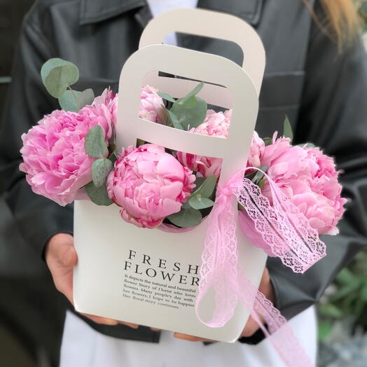 Цветы в сумочке Fresh flowers с пионами
