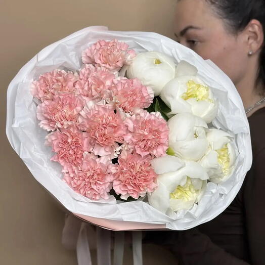Букет "Половинка" (пион, гвоздика, тишью, матовая пленка, атласная лента)