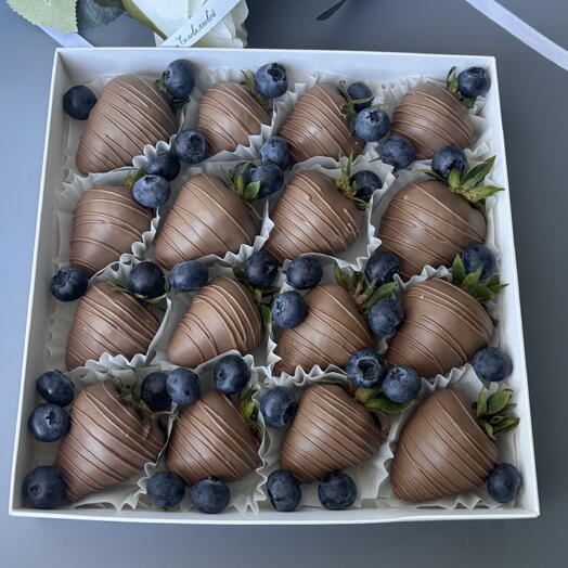 Клубника в молочном шоколаде с голубикой , 16 ягод, top