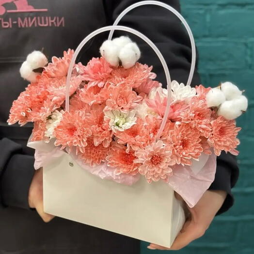 Композиция из персиковых хризантем и хлопка