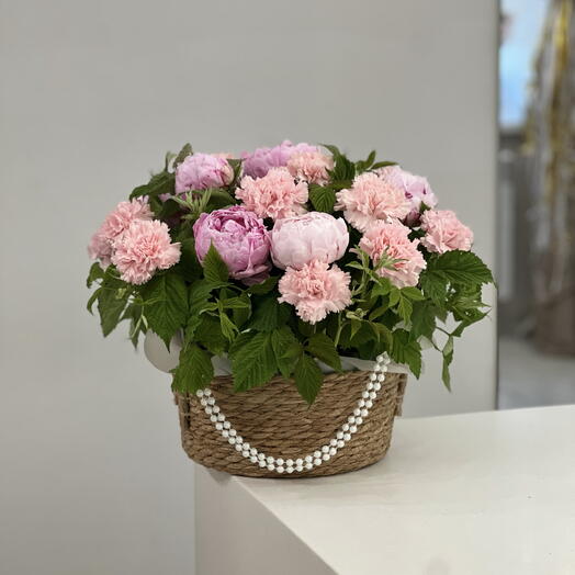 Корзина с пионами и малиной по акции