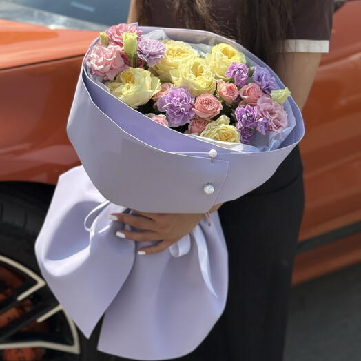 букет из пионовидных и кустовых роз, эустом, диантусов 🌸