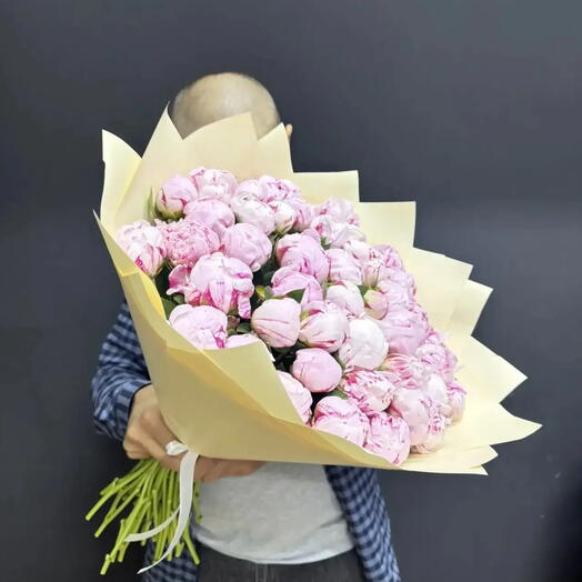 Стильный букет из 51 розового пиона